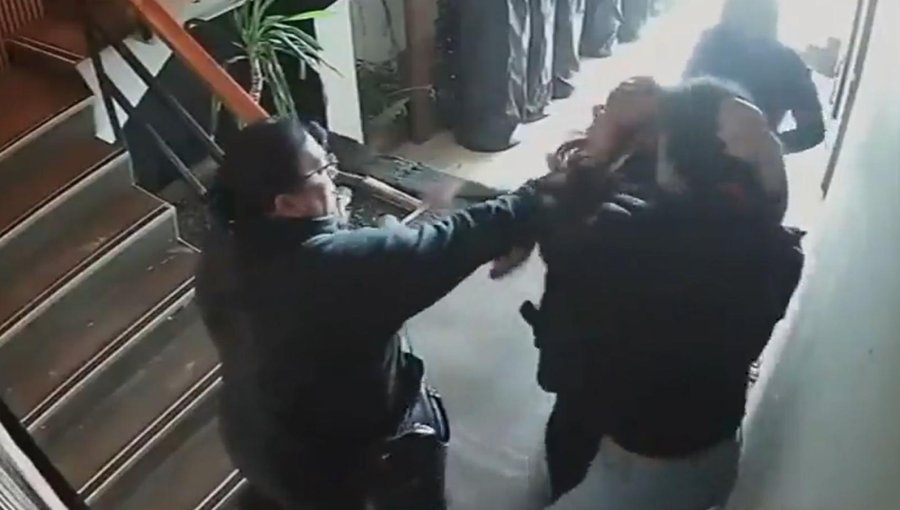 Brutal agresión a guía turística en Reñaca: cámaras captan golpiza de sus antiguos empleadores tras conflicto laboral