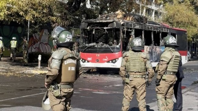 Encapuchados quemaron un bus del sistema RED en las afueras de la U. de Santiago