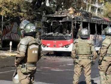 Encapuchados quemaron un bus del sistema RED en las afueras de la U. de Santiago