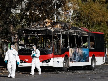 Encapuchados quemaron un bus del sistema RED en las afueras de la U. de Santiago