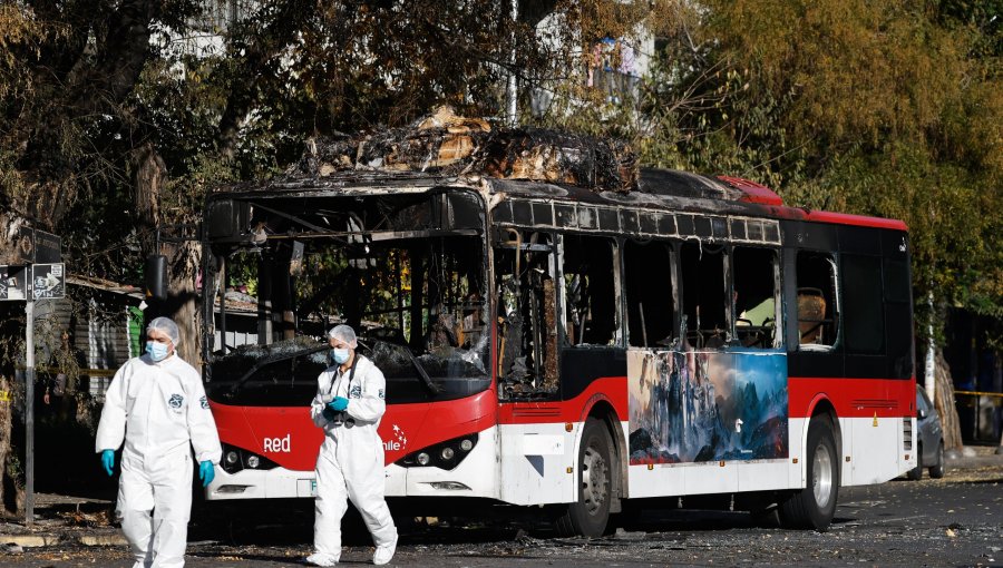 Encapuchados quemaron un bus del sistema RED en las afueras de la U. de Santiago