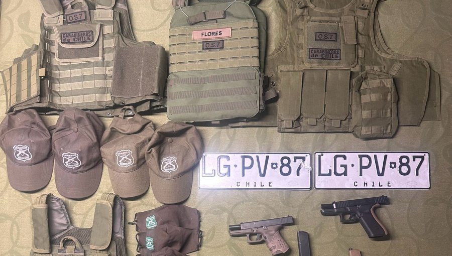 Caen dos sujetos tras persecución en Estación Central: escapaban en auto robado con armas y uniformes falsos de Carabineros