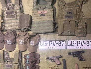 Caen dos sujetos tras persecución en Estación Central: escapaban en auto robado con armas y uniformes falsos de Carabineros