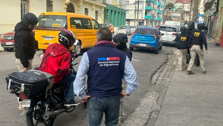 Operativo de control migratorio de la PDI en Valparaíso concluyó con 22 extranjeros denunciados y tres notificados de su expulsión