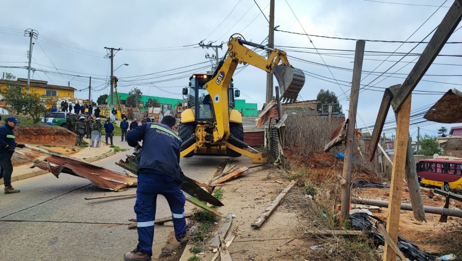 Desalojan toma ilegal en terrenos de la Escuela Naciones Unidas de Playa Ancha en Valparaíso