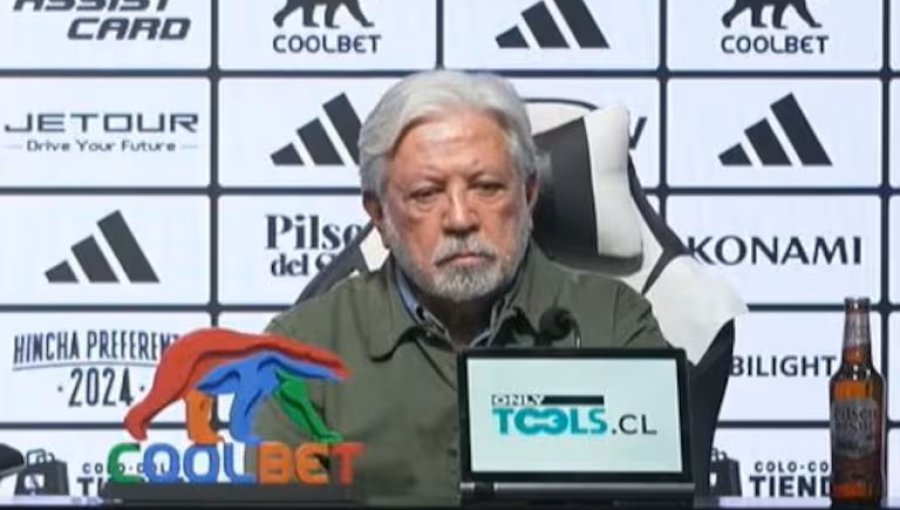 Vicepresidente de Blanco y Negro pidió disculpas por gesto obsceno a hinchas de la UC en el Claro Arena