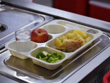 Colusión en alimentación de trabajadores y estudiantes: FNE acusa a Pluxee y Edenred por reparto de clientes durante nueve años