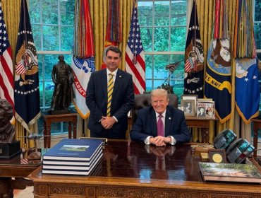 Flávio Bolsonaro visita a Trump y le pide que catalogue como terroristas a los dos mayores grupos criminales de Brasil
