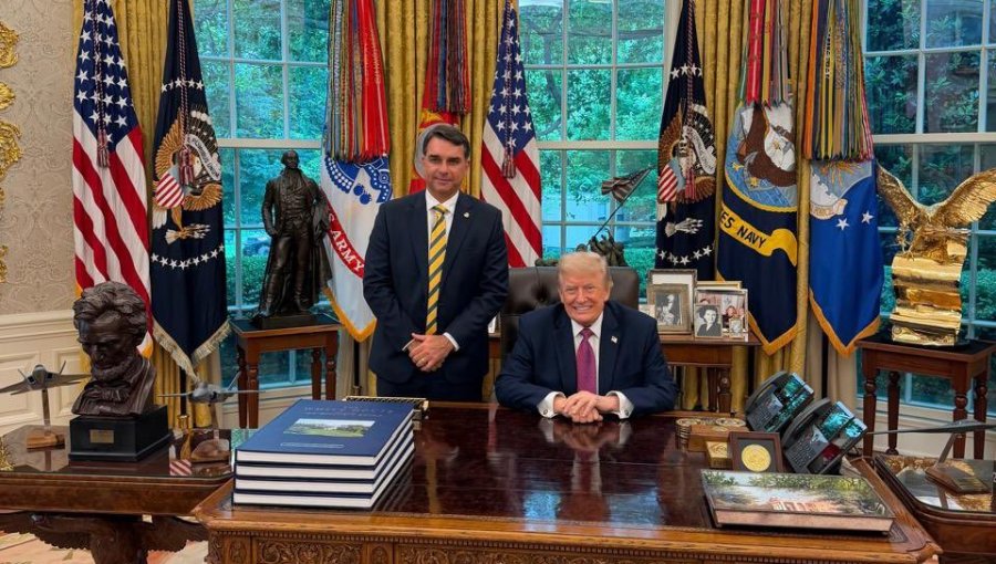 Flávio Bolsonaro visita a Trump y le pide que catalogue como terroristas a los dos mayores grupos criminales de Brasil