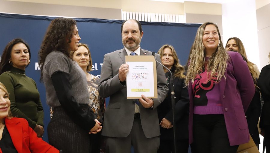 Mujeres representantes de más de 30 organizaciones le entregaron una propuesta de Sala Cuna Universal al ministro Rau