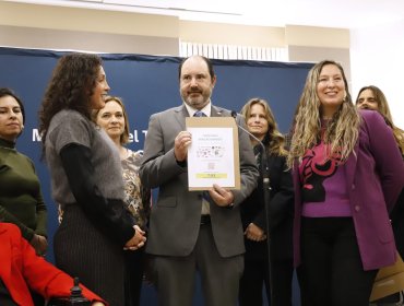 Mujeres representantes de más de 30 organizaciones le entregaron una propuesta de Sala Cuna Universal al ministro Rau