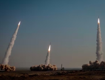 Irán ataca base estadounidense en represalia por bombardeo en Bandar Abbas