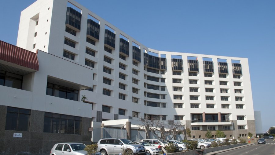 Sorprenden a antisocial robando especies desde baño del Hospital Naval de Viña del Mar