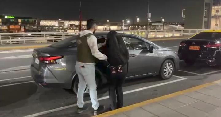 Detienen a dos mujeres en el aeropuerto de Santiago por estafa con tarjetas de crédito