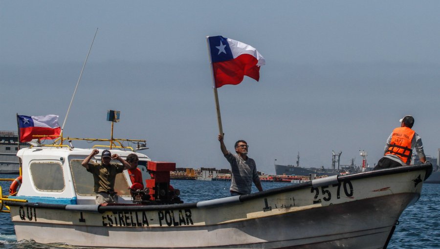 Pescadores de la región de Valparaíso proponen creación de plantas estatales para superar crisis de la jibia que los tiene en paro