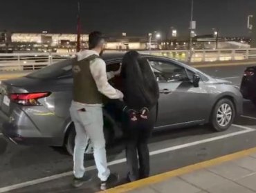 Detienen a dos mujeres en el aeropuerto de Santiago por estafa con tarjetas de crédito
