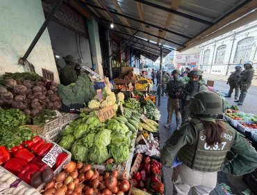 Desbaratan organización narco que operaba con puestos de verduras como fachada en el Mercado Cardonal de Valparaíso