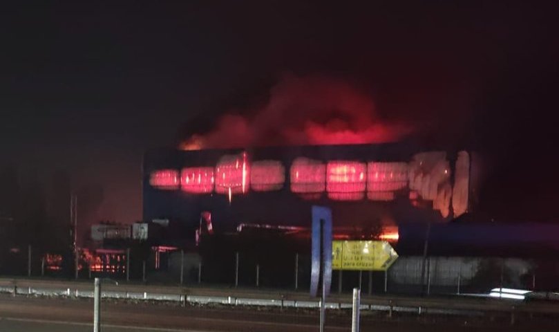 Voraz incendio consume el Frigorífico Friofort en la ruta 5 en Buin: vecinos están siendo evacuados