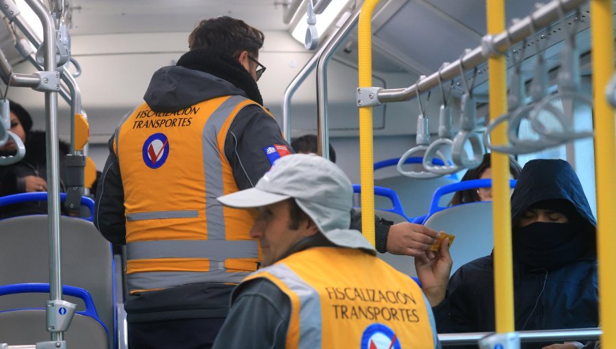 Contraloría toma razón de ley que aumenta sanciones contra evasores del transporte público
