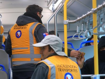 Contraloría toma razón de ley que aumenta sanciones contra evasores del transporte público