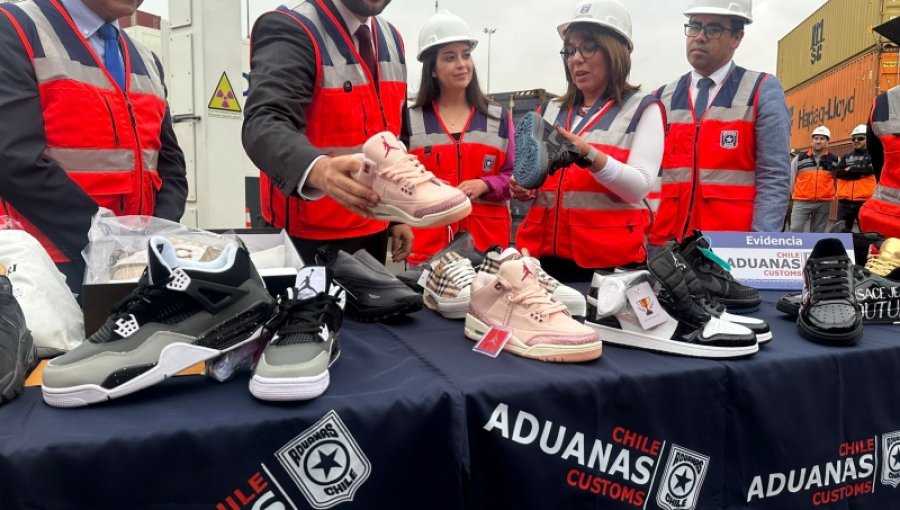 Incautan casi 10 mil zapatillas de lujo falsificadas, carteras, gorros y joyas de fantasía en el puerto de Iquique