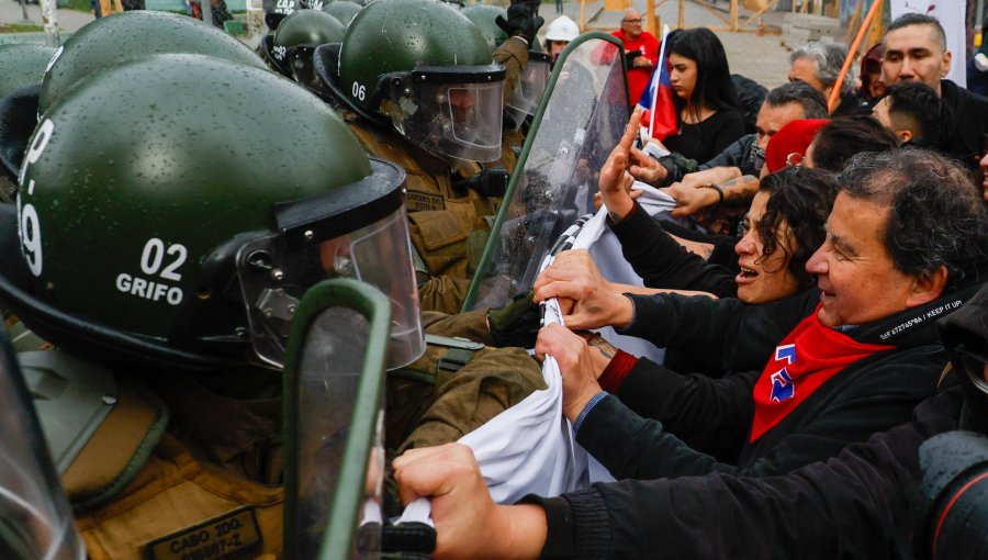 Con 10 detenidos, carabineros agredidos y mobiliario destruido terminó marcha en paralelo a la Cuenta Pública en Valparaíso