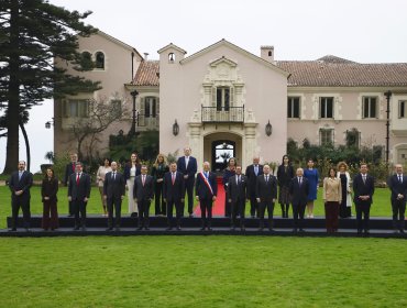 Presidente Kast se toma la tradicional fotografía oficial con su gabinete en Cerro Castillo antes de su primera Cuenta Pública