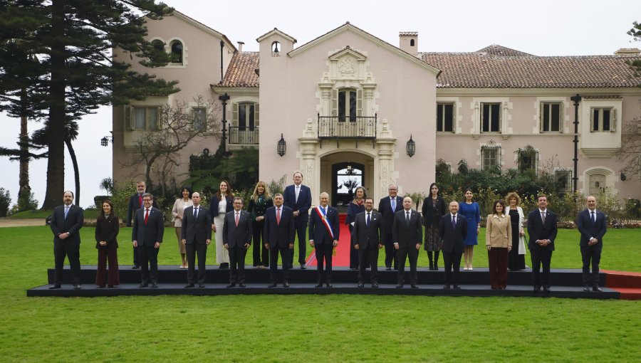 Presidente Kast se toma la tradicional fotografía oficial con su gabinete en Cerro Castillo antes de su primera Cuenta Pública