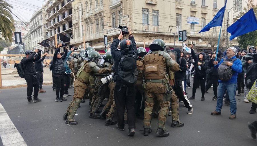 Caótica jornada en Valparaíso: marcha contra el Gobierno deriva en graves enfrentamientos en las cercanías del Congreso