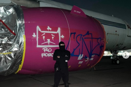 Grave falla de seguridad en el Aeropuerto de Santiago: sujeto burla el perímetro y vandaliza un avión con grafitis