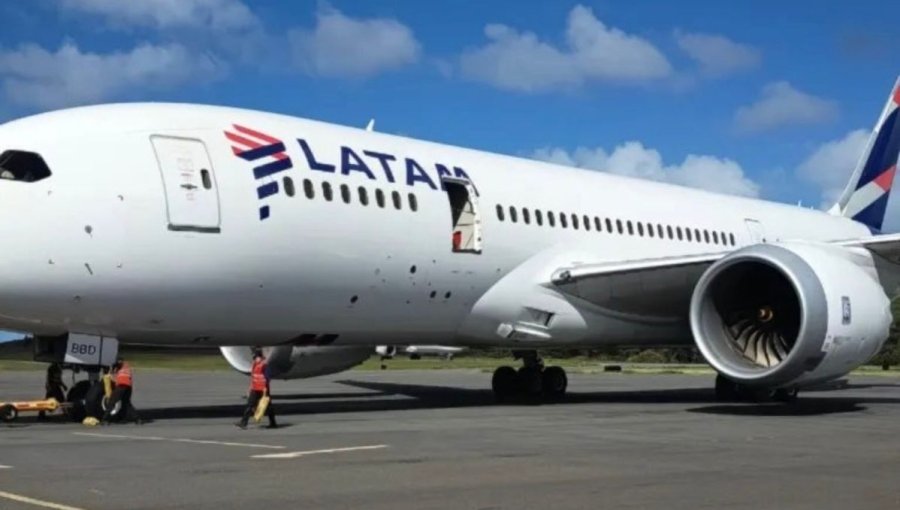 ¡Insólito en Rapa Nui! Camión de asistencia arranca la puerta de un avión de Latam en pleno desembarque