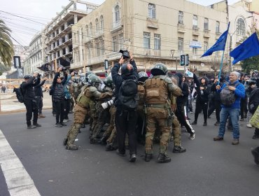 Caótica jornada en Valparaíso: marcha contra el Gobierno deriva en graves enfrentamientos en las cercanías del Congreso