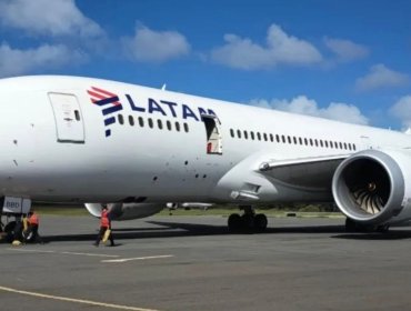 ¡Insólito en Rapa Nui! Camión de asistencia arranca la puerta de un avión de Latam en pleno desembarque