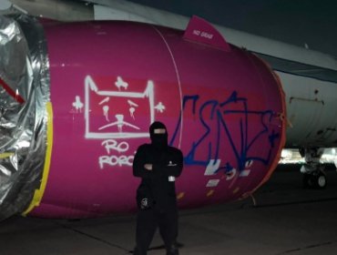 Grave falla de seguridad en el Aeropuerto de Santiago: sujeto burla el perímetro y vandaliza un avión con grafitis