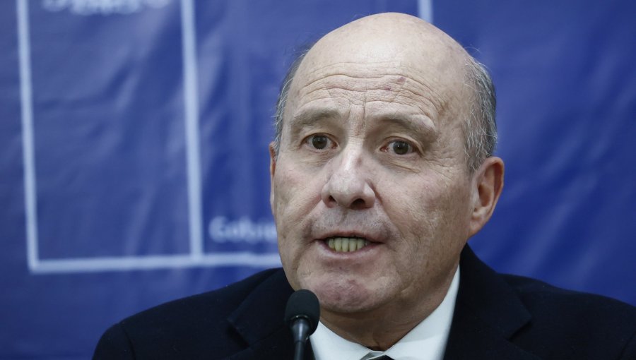 Ministro Quiroz calificó de "mala noticia" la caída del Imacec en abril y aseguró que "este es el país que recibimos"