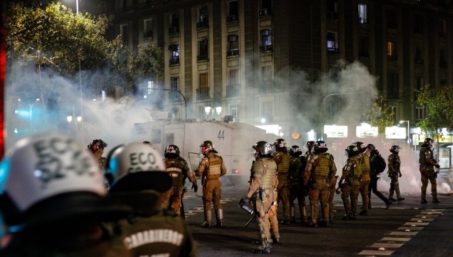 Disturbios y alteraciones al tránsito se registraron en plaza Italia durante manifestaciones en rechazo a la Cuenta Pública