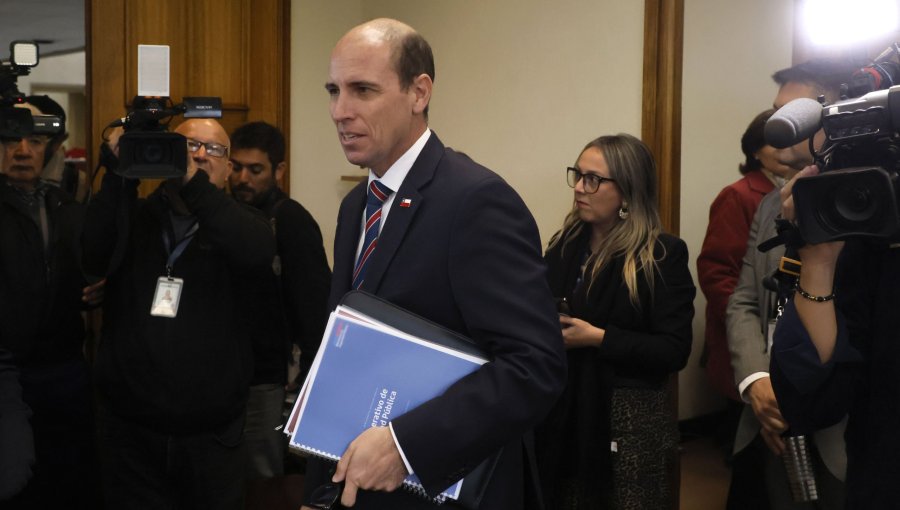 Arrau asegura que "el Estado sigue funcionando" tras salidas de subsecretarios y espera reemplazos "en las próximas horas"