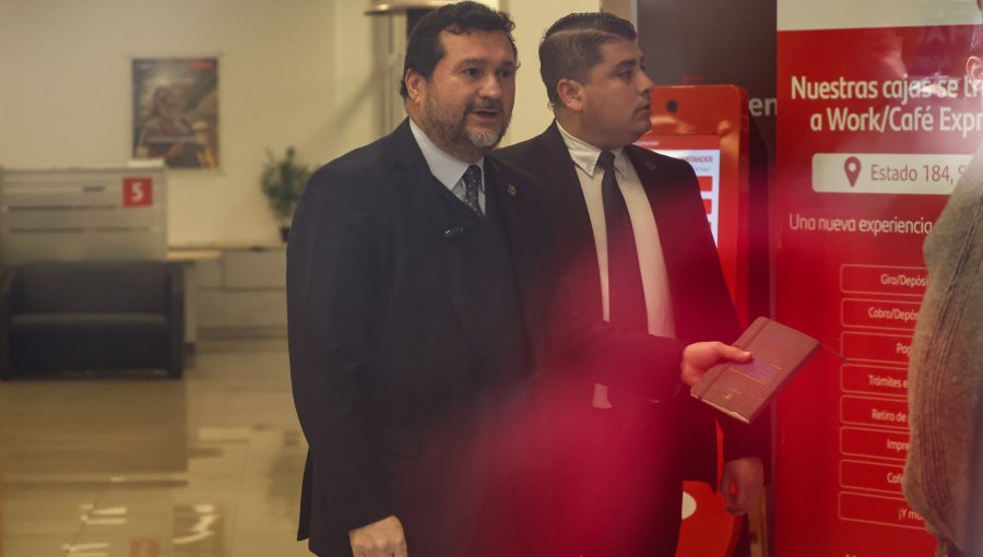 "Operación Tokio": cae ejecutivo tras allanamiento a Banco Santander en Santiago por supuestos nexos con el Tren de Aragua