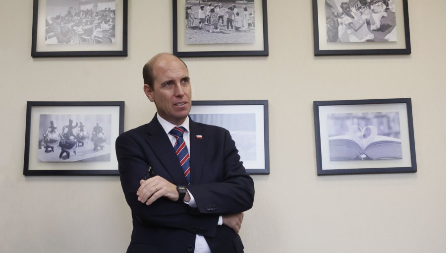 Ministro Arrau justifica salida de subsecretarios y afirma que "estamos todos en constante evaluación"
