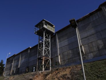 Inspección nocturna sorpresa revela graves fallas de seguridad en cárceles de Aysén: hallan portones abiertos y accesos sin guardia