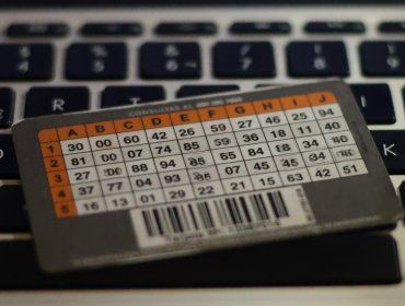 Pese a nueva norma digital, CMF autoriza a adultos mayores a mantener sus tarjetas de coordenadas
