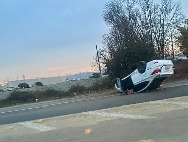 Fatal madrugada en Quillota: joven fallece y dos personas resultan lesionadas tras volcamiento vehicular en San Pedro