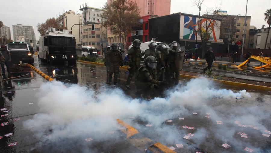 Multitudinaria marcha termina con incidentes entre estudiantes y Carabineros en el centro de Santiago