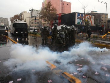 Multitudinaria marcha termina con incidentes entre estudiantes y Carabineros en el centro de Santiago