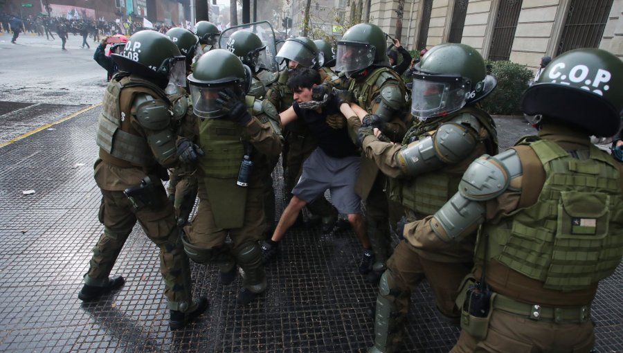 Ministro de Seguridad llama al INDH a "no victimizar de manera selectiva" tras incidentes durante marcha estudiantil en Santiago