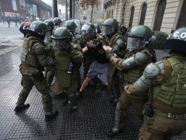 Ministro de Seguridad llama al INDH a "no victimizar de manera selectiva" tras incidentes durante marcha estudiantil en Santiago