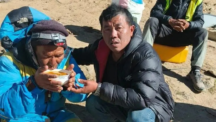 "Es absolutamente asombroso": El emocionante relato del escalador que perdió al guía que sobrevivió 6 días en el Everest