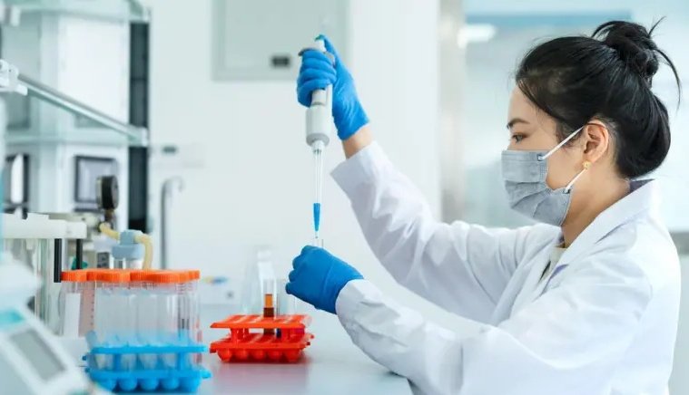 Cómo es la primera vacuna creada con IA y por qué supone un "cambio fundamental" ante futuras pandemias