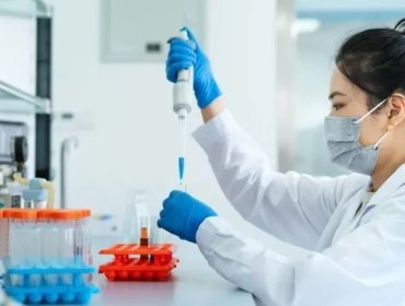 Cómo es la primera vacuna creada con IA y por qué supone un "cambio fundamental" ante futuras pandemias