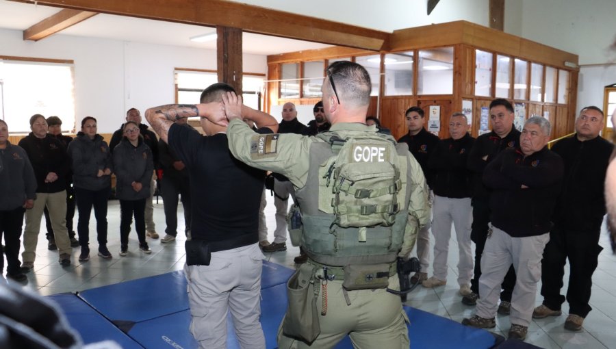 Inspectores de Quintero y Puchuncaví se capacitan con Carabineros para aplicación de nueva Ley de Seguridad Municipal